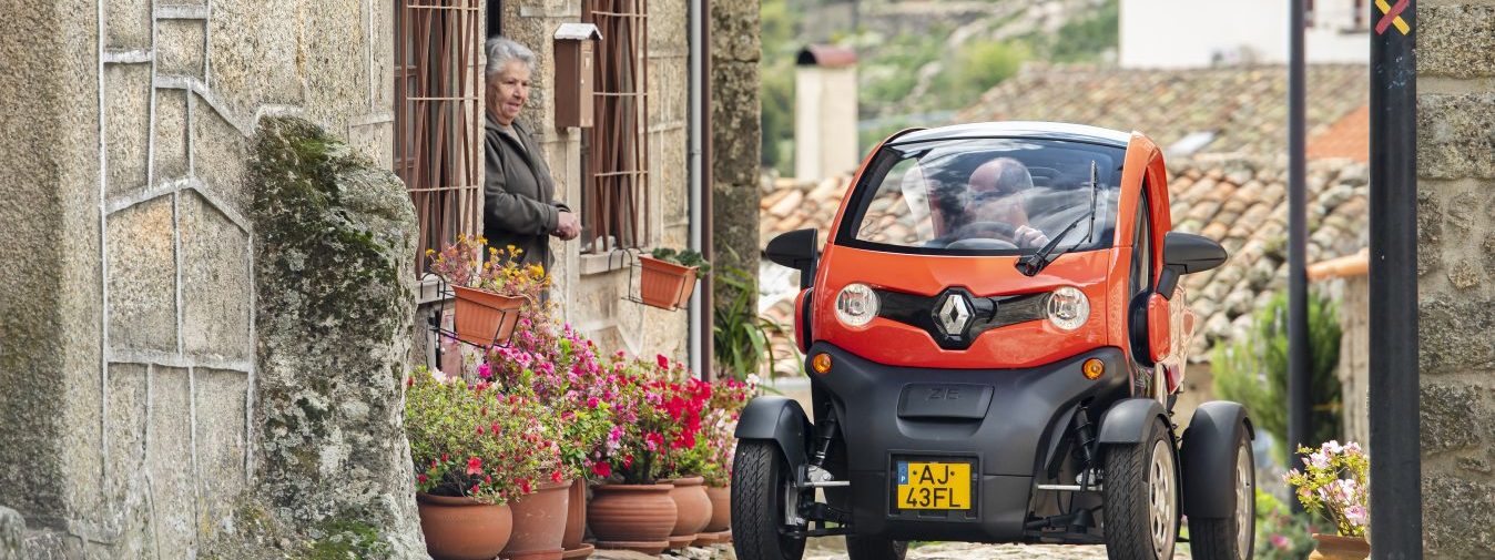 «Com automóveis eléctricos gratuitos, Castelo Novo é mesmo um destino para carregar baterias» in Fugas