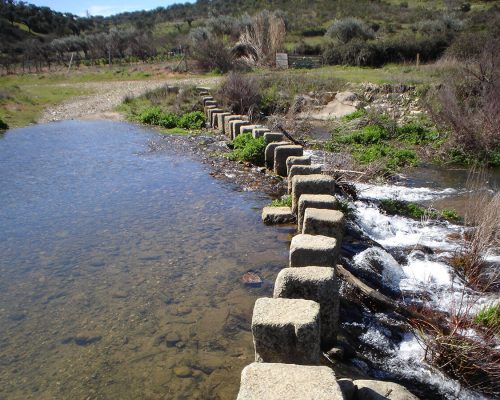 Schrittsteine auf dem „Pônsul“ Fluss