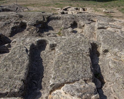 Necrópole de sepulturas rupestres