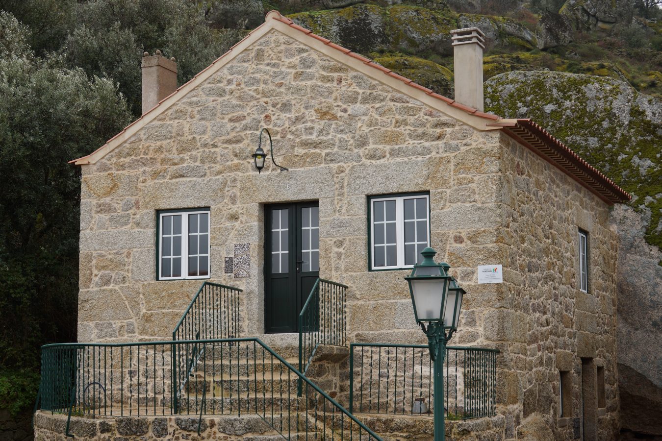 CASA DA TIA PIEDADE MONSANTO (Portugal) - de R$ 354